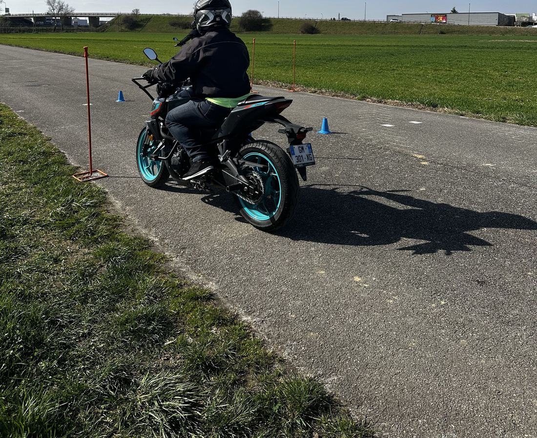 Un élève moto sur le plateau, entre les plots